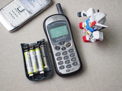 阿爾卡特OT221 三節(jié)7號(hào)電池驅(qū)動(dòng)的手機(jī)傳奇